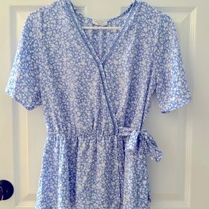 Faux wrap v neck shirt w/flutter sleeves sz S